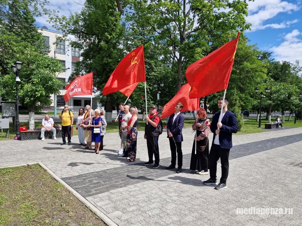 Пензенские коммунисты отметили День русского языка в сквере А.С. Пушкина