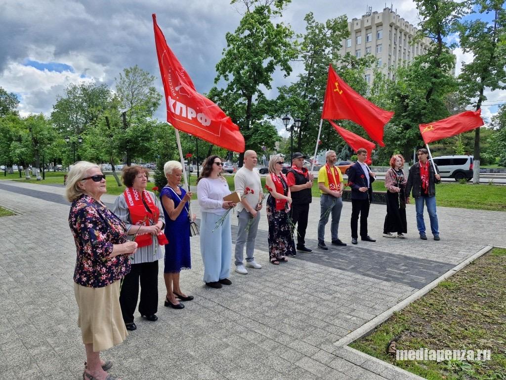 Пензенские коммунисты отметили День русского языка в сквере А.С. Пушкина Пензенские коммунисты отметили День русского языка в сквере А.С. Пушкина