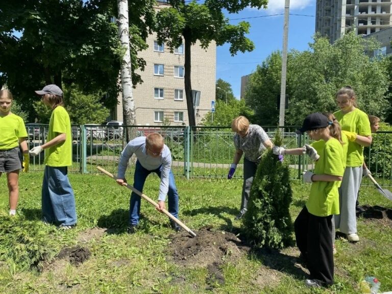 Активисты КПРФ вместе со школьниками высадили хвойную аллею в Пензе