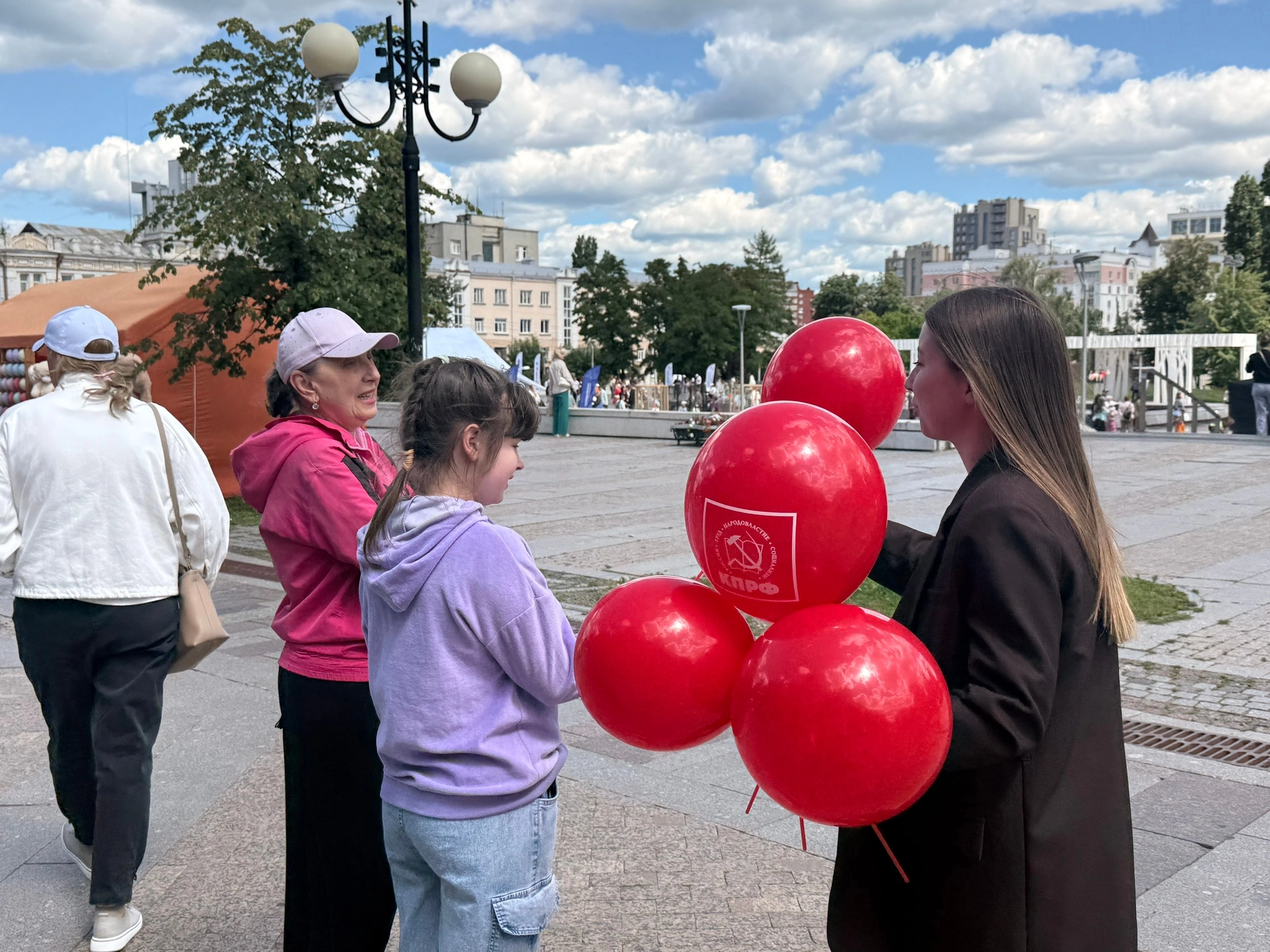 Активисты молодёжной организации КПРФ поздравили пензенцев с Днём молодёжи