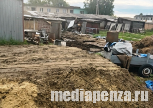 В Пензенском районе местные власти завалили проезд к многоквартирному дому В Пензенском районе местные власти завалили проезд к многоквартирному дому