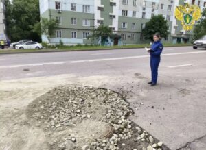 После провала автомобиля в яму на улице Кижеватова в Пензе прокуратура вмешалась в ситуацию После провала автомобиля в яму на улице Кижеватова в Пензе прокуратура вмешалась в ситуацию