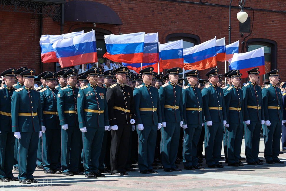 В центре Пензы состоялся показательный выпуск офицеров военной академии В центре Пензы состоялся показательный выпуск офицеров военной академии