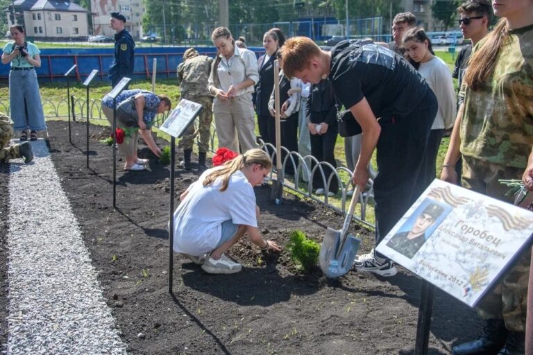 В Каменке открыли обновленную Аллею памяти участников СВО