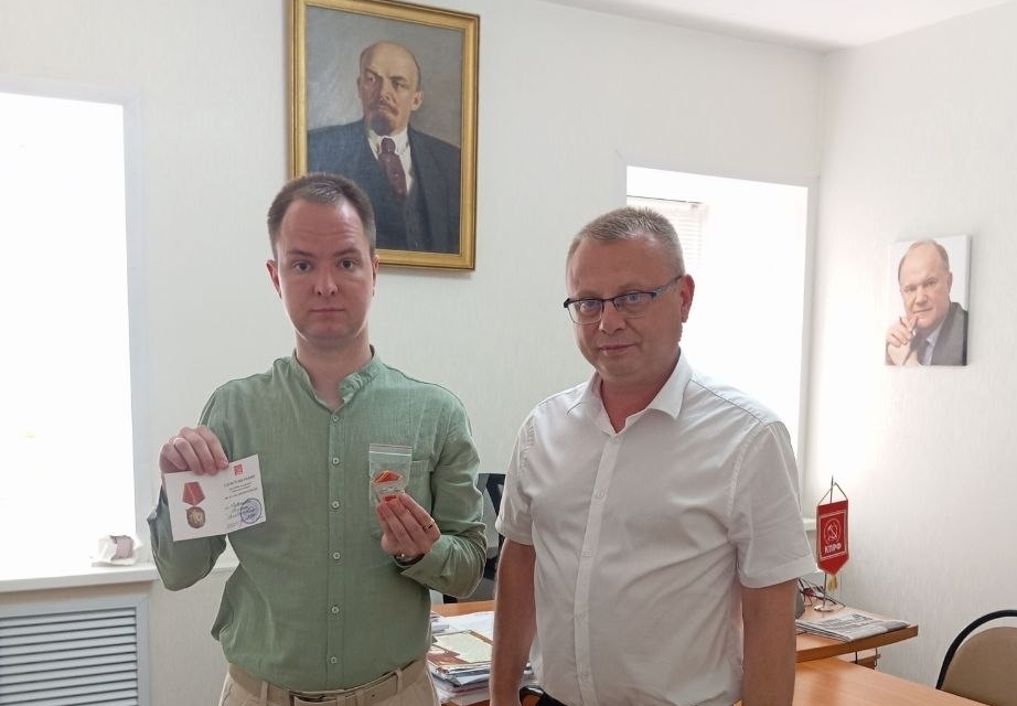 Руководитель обкома КПРФ Олег Шаляпин наградил пензенского врача неоднократно выезжавшего в зоны СВО и КТО Руководитель обкома КПРФ Олег Шаляпин наградил пензенского врача неоднократно выезжавшего в зоны СВО и КТО