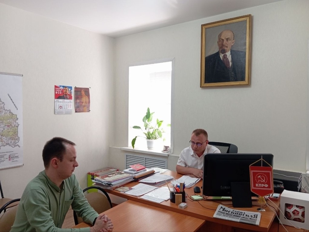 Руководитель обкома КПРФ Олег Шаляпин наградил пензенского врача неоднократно выезжавшего в зоны СВО и КТО