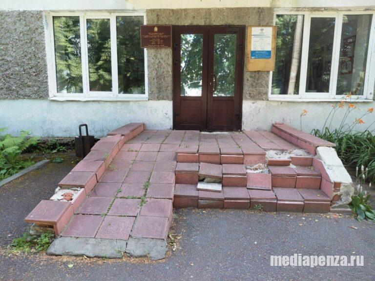 В Колышлее на крыльце местного загса можно сломать ноги