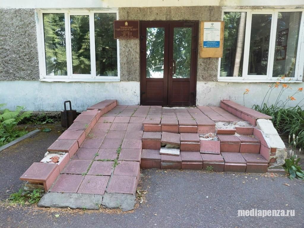 В Колышлее на крыльце местного загса можно сломать ноги В Колышлее на крыльце местного загса можно сломать ноги