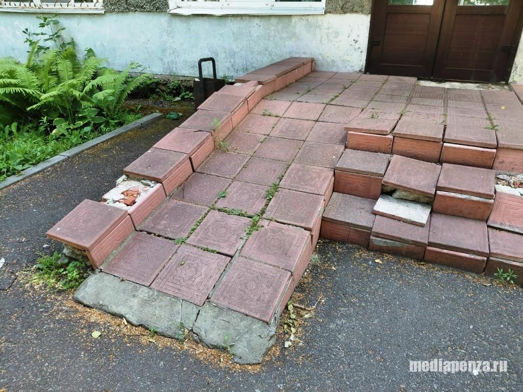 В Колышлее на крыльце местного загса можно сломать ноги