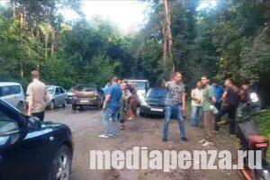 Жители Десятой Артели в Бессоновском районе несколько часов не могли попасть домой из-за провала дороги к посёлку