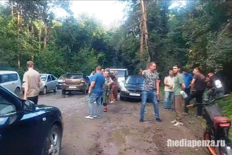 Жители Десятой Артели в Бессоновском районе несколько часов не могли попасть домой из-за провала дороги к посёлку