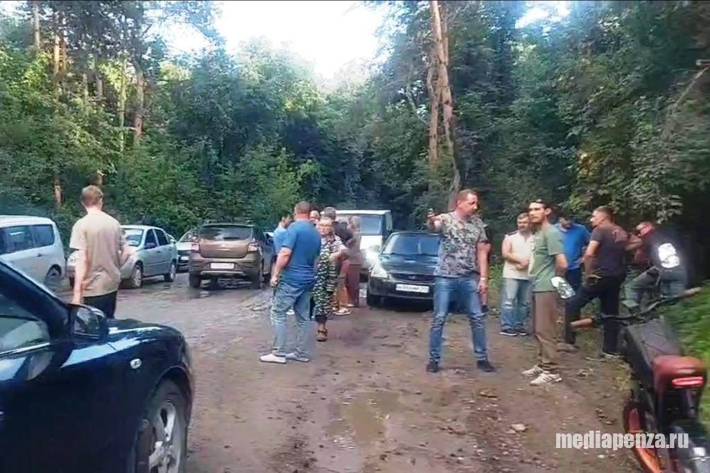 Жители Десятой Артели в Бессоновском районе несколько часов не могли попасть домой из-за провала дороги к посёлку