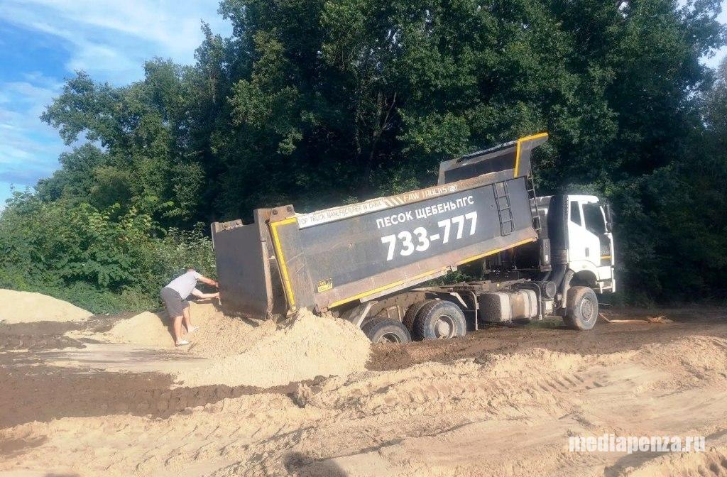 Жители Десятой Артели в Бессоновском районе несколько часов не могли попасть домой из-за провала дороги к посёлку