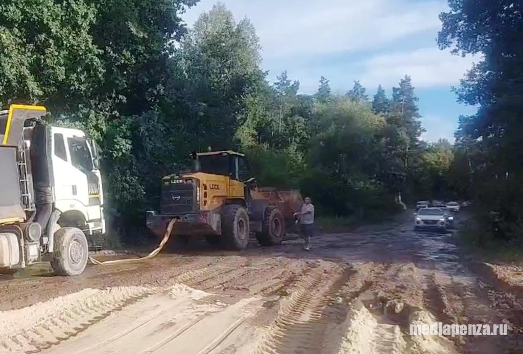Жители Десятой Артели в Бессоновском районе несколько часов не могли попасть домой из-за провала дороги к посёлку