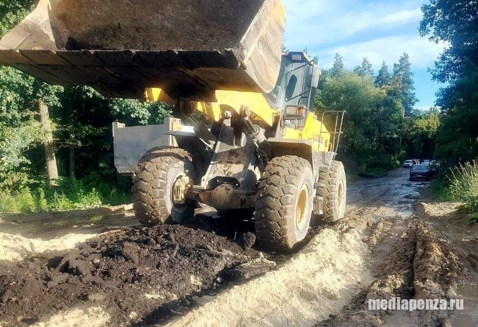 Жители Десятой Артели в Бессоновском районе несколько часов не могли попасть домой из-за провала дороги к посёлку