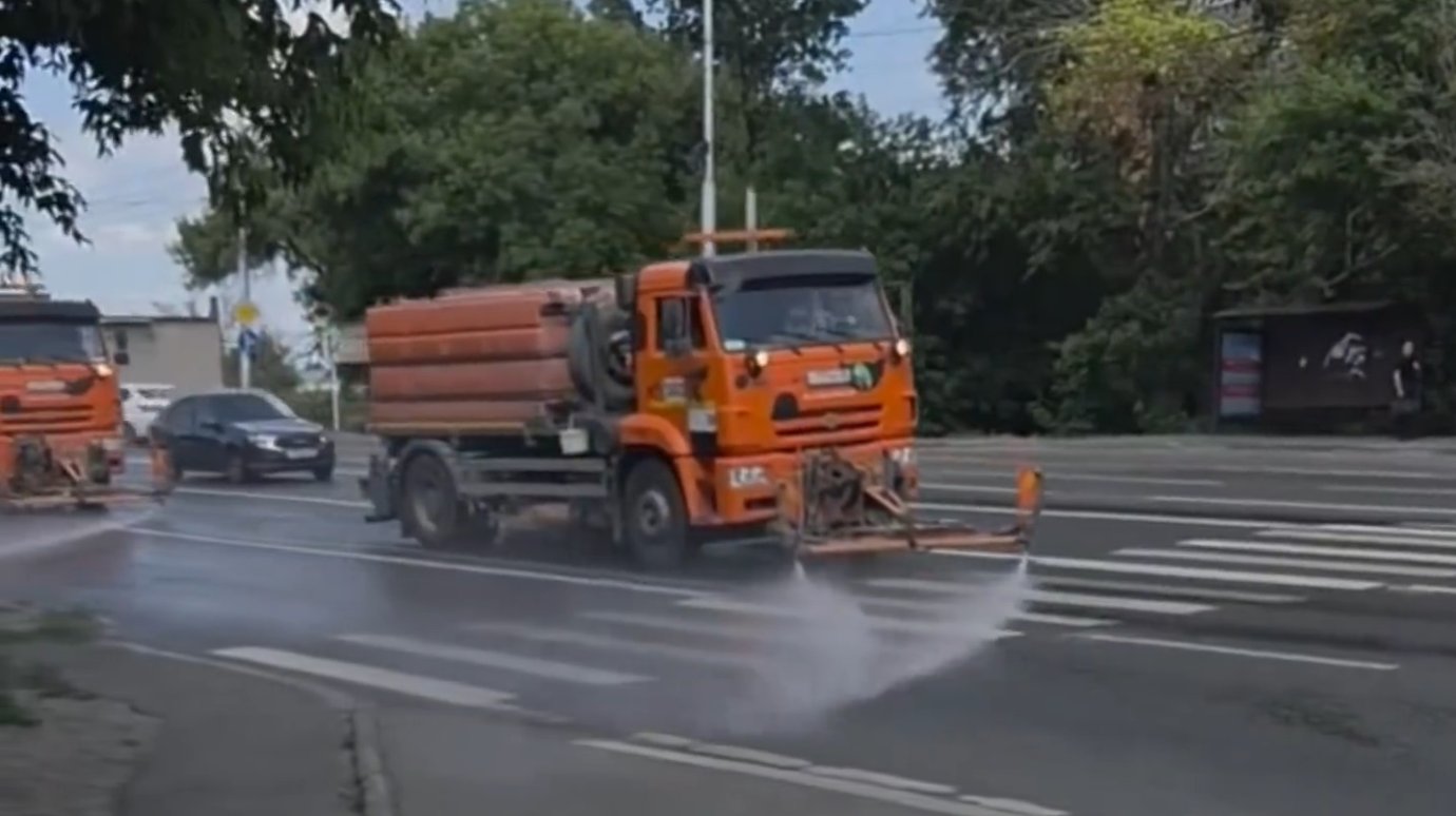 Во время жаркой погоды на улицы Пензы направят поливальную спецтехнику Во время жаркой погоды на улицы Пензы направят поливальную спецтехнику