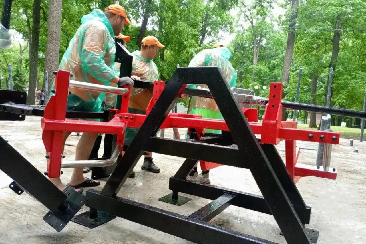 В Пензе началась установка оборудования для спортплощадки на Олимпийской аллее В Пензе началась установка оборудования для спортплощадки на Олимпийской аллее