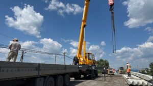 В Бессоновском районе продолжается ремонт моста через реку Лог