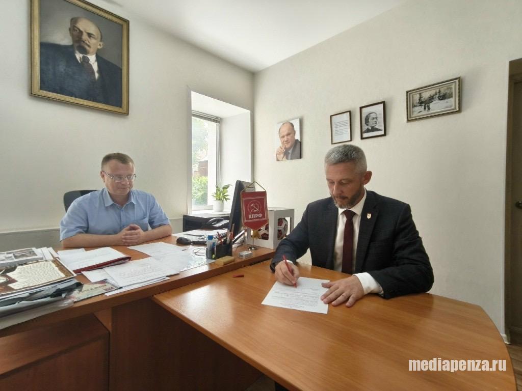 Депутаты Александр Смирнов и Сергей Падалкин поставили подписи в поддержку выдвижения Олега Шаляпина на пост губернатора Пензенской области