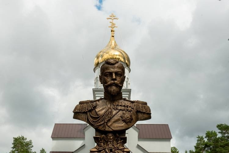 В Пензенской области установили ещё один памятник царю Николаю II Кровавому В Пензенской области установили ещё один памятник царю Николаю II Кровавому