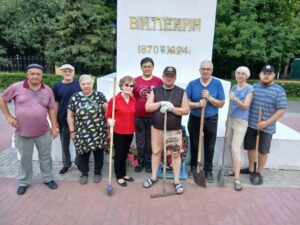 Активисты КПРФ в Кузнецке провели субботник у памятника В.И. Ленину, установленного в 1928 году Активисты КПРФ в Кузнецке провели субботник у памятника В.И. Ленину, установленного в 1928 году