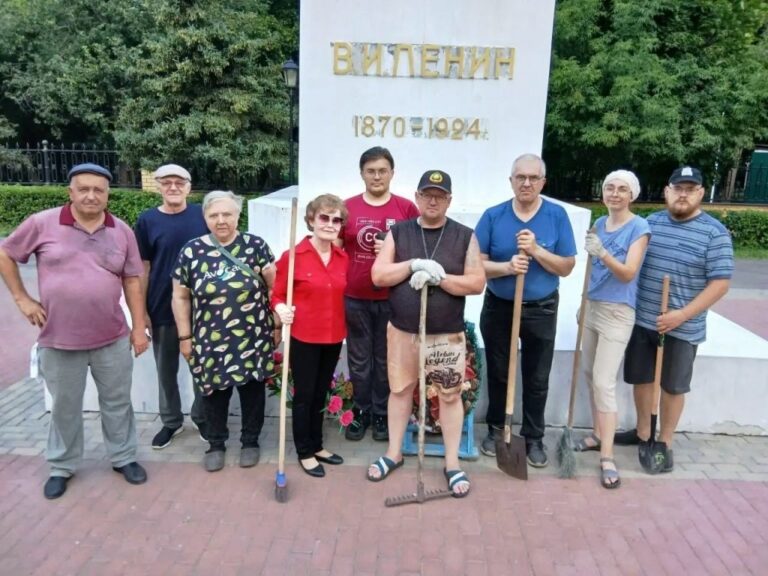 Активисты КПРФ в Кузнецке провели субботник у памятника В.И. Ленину, установленного в 1928 году