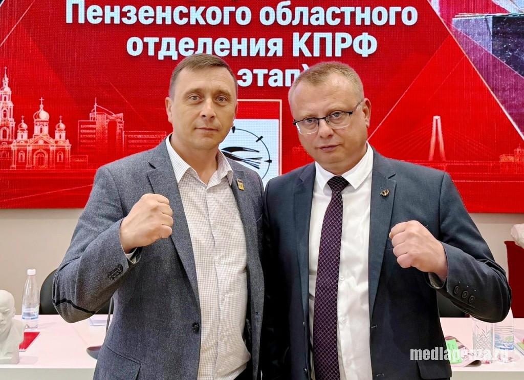 Депутаты Елена Падалкина, Андрей Жданников и Геннадий Дюков поставили подписи в поддержку выдвижения Олега Шаляпина на пост губернатора Депутаты Елена Падалкина, Андрей Жданников и Геннадий Дюков поставили подписи в поддержку выдвижения Олега Шаляпина на пост губернатора