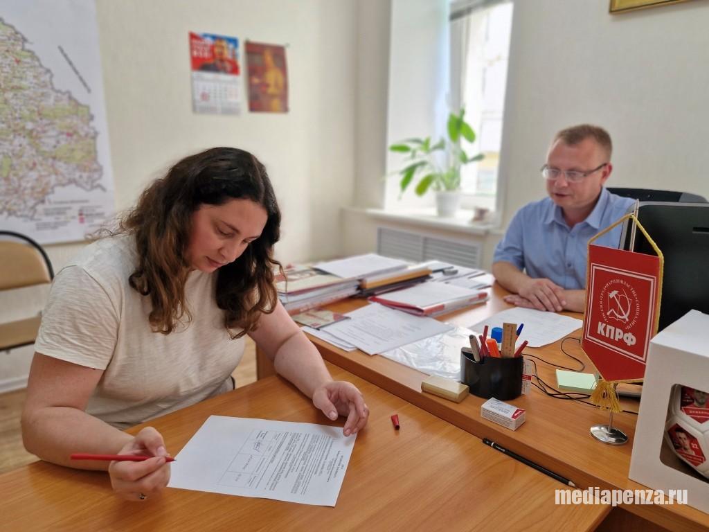 Депутаты Елена Падалкина, Андрей Жданников и Геннадий Дюков поставили подписи в поддержку выдвижения Олега Шаляпина на пост губернатора