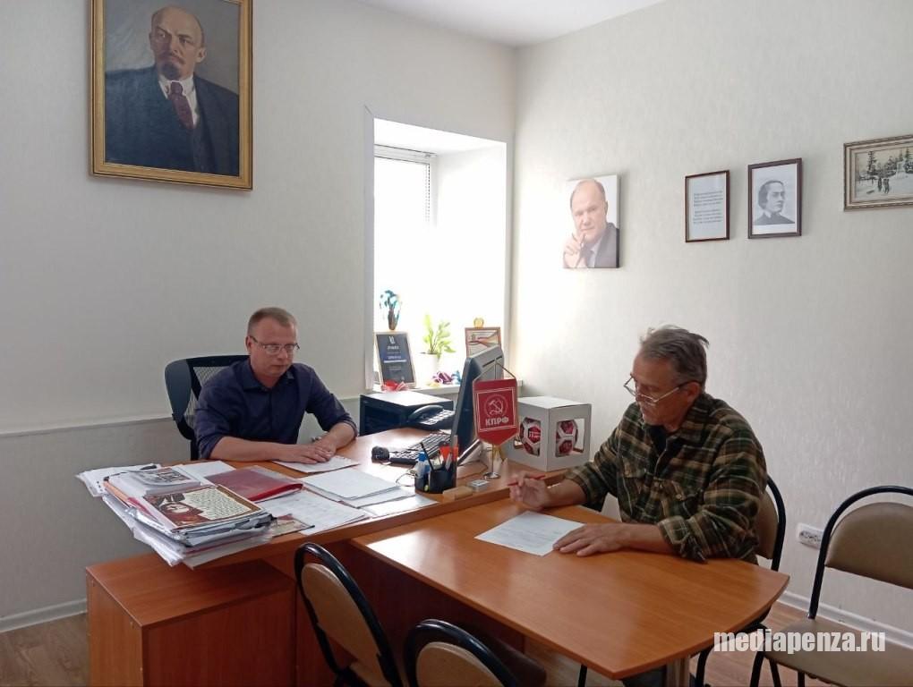 Депутаты Елена Падалкина, Андрей Жданников и Геннадий Дюков поставили подписи в поддержку выдвижения Олега Шаляпина на пост губернатора