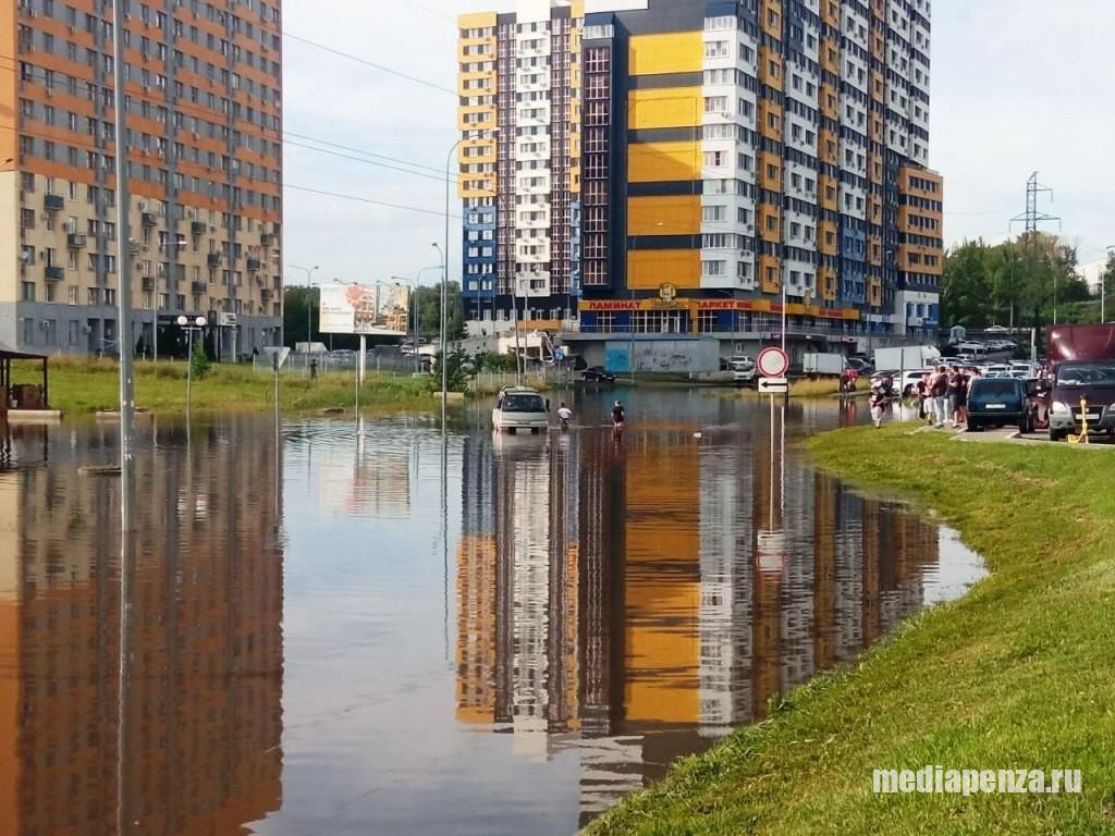 Пензенские автомобилисты потеряли госномера в Арбековском проливе после воскресного ливня Пензенские автомобилисты потеряли госномера в Арбековском проливе после воскресного ливня