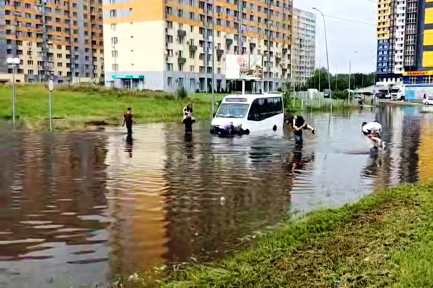 В Пензе из-за сильного ливня затопило движущийся автобус