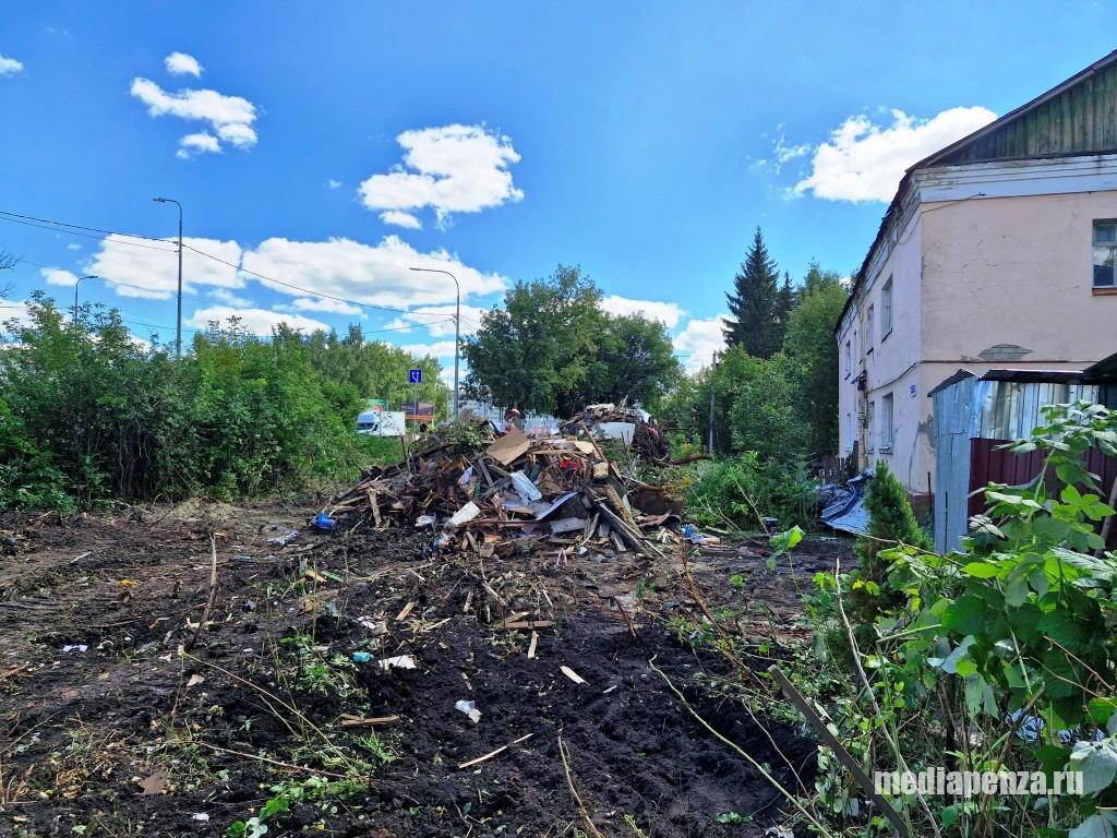 На улице Измайлова снесли десятки деревьев, огороды и дворовые постройки жителей в рамках комплексного развития территории