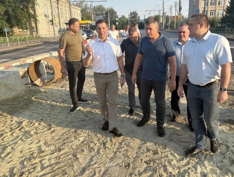 Мэр Пензы проверил ход строительства водопровода в микрорайоне Терновка Мэр Пензы проверил ход строительства водопровода в микрорайоне Терновка
