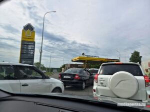 В Пензе исчез даже дорогой бензин, а очереди на АЗС начали занимать с ночи