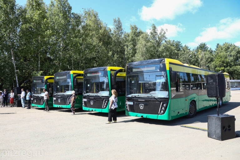 Заречному передали 4 новых автобуса