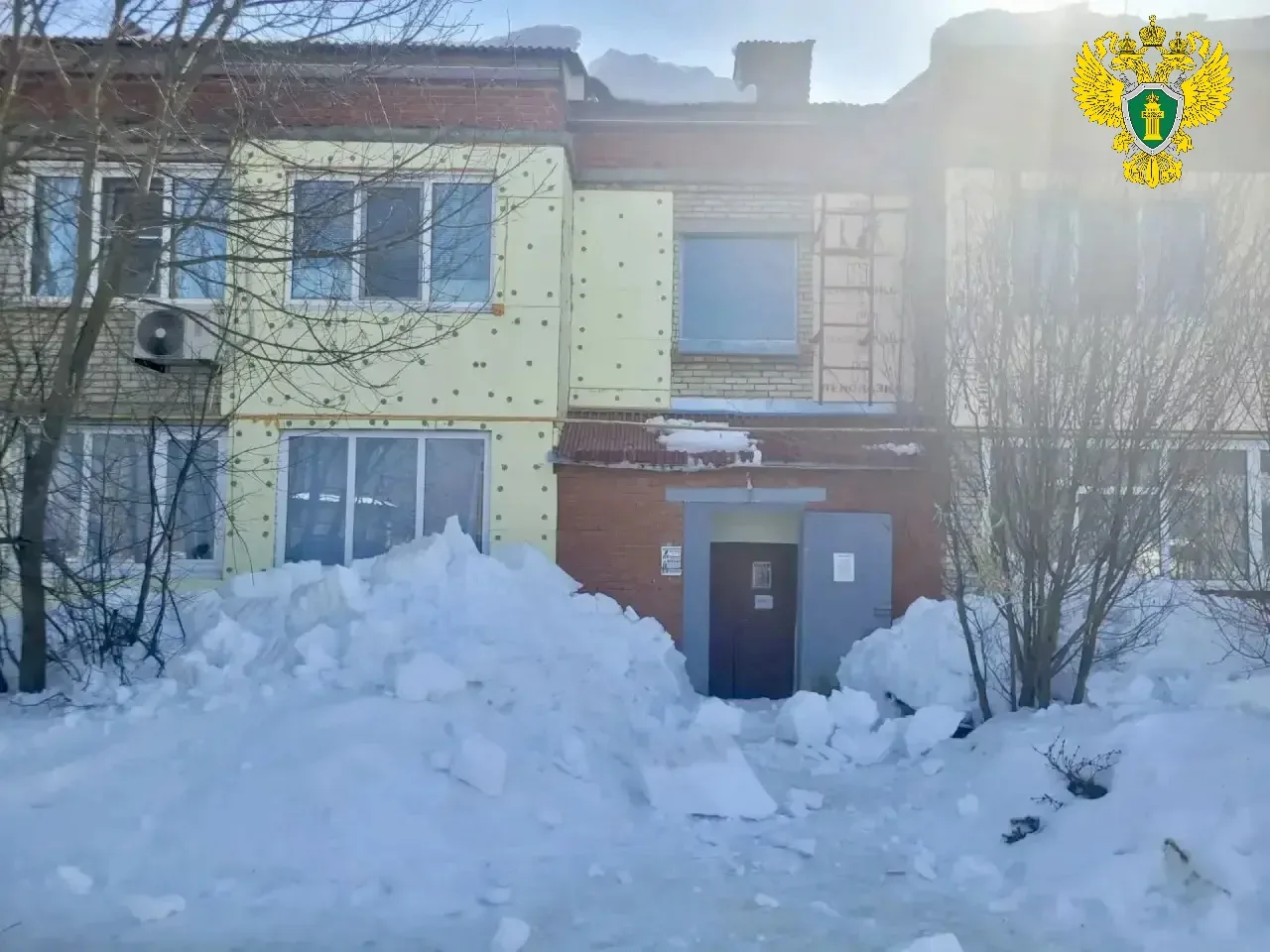 Директор обслуживающей организации дома в Сосновоборске выплатила штраф за падение ледяной глыбы на женщину