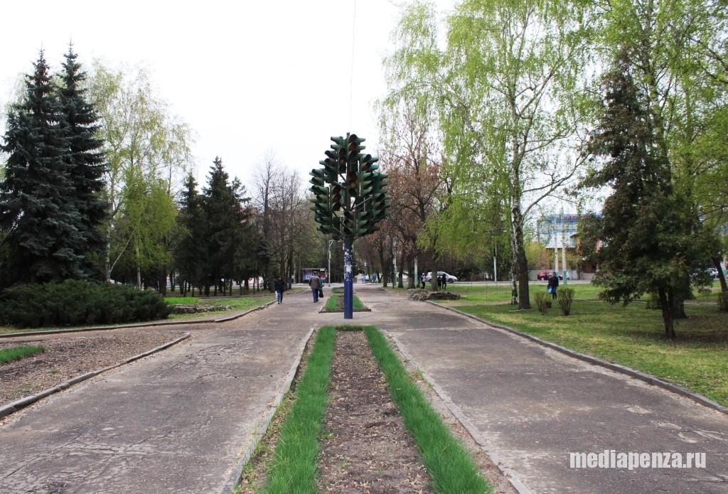 В Пензе в очередной раз планируют отремонтировать «Светофорное дерево» В Пензе в очередной раз планируют отремонтировать «Светофорное дерево»