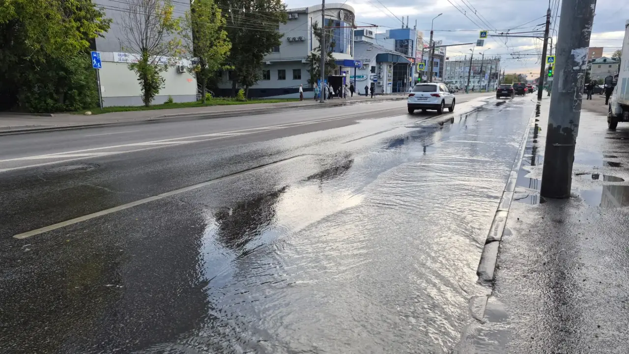 Улицы Суворова и Кулакова в Пензе затопило зловонными стоками из-за бездействия Горводоканала