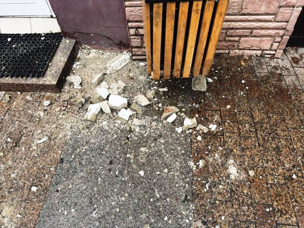 На жительниц Пензы упала часть стены со здания на улице Московской