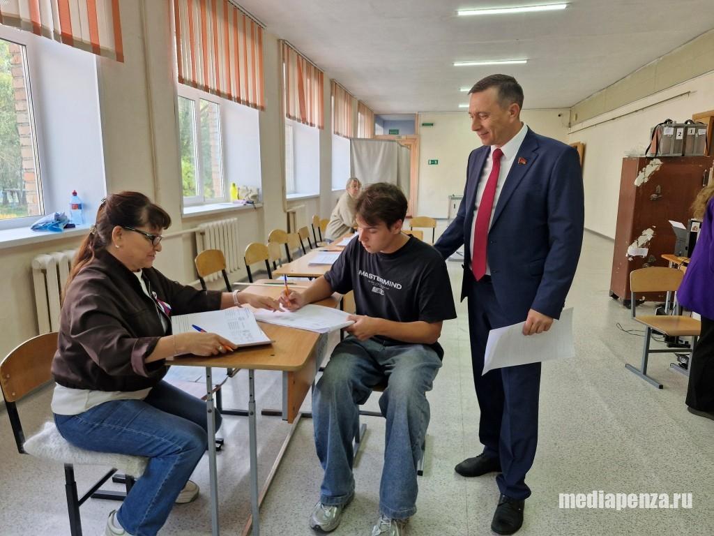 Кандидат в депутаты Госдумы от КПРФ Андрей Жданников пришёл на избирательный участок вместе с сыном