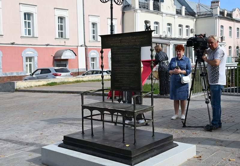 В Пензе торжественно открыли лавочку с афоризмами Ключевского