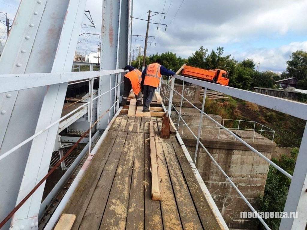 Пешеходный мост между Маньчжурией и Свинтрестом начали ремонтировать
