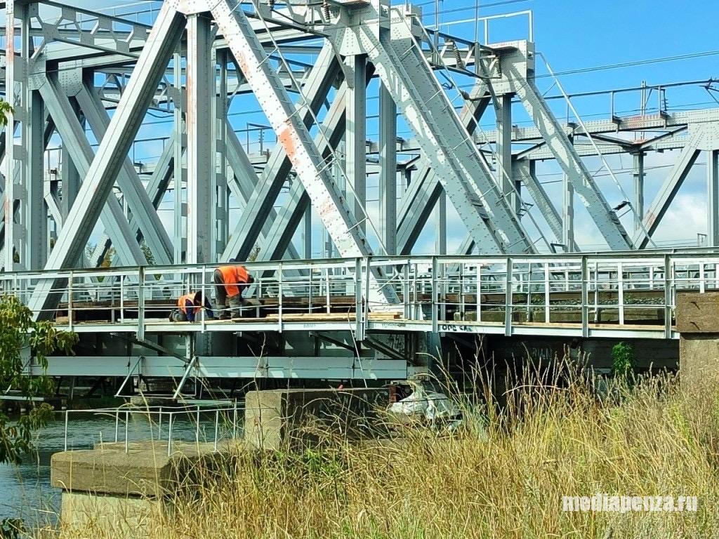 Пешеходный мост между Маньчжурией и Свинтрестом начали ремонтировать