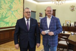 Олегу Мельниченко вручили удостоверение губернатора Пензенской области