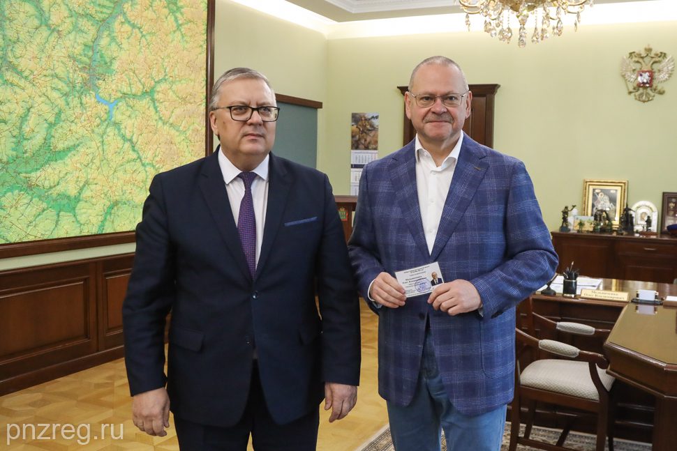 Олегу Мельниченко вручили удостоверение губернатора Пензенской области