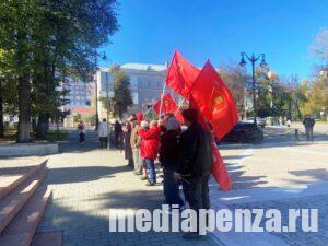 В Пензе прошла акция памяти погибших защитников Верховного Совета В Пензе прошла акция памяти погибших защитников Верховного Совета