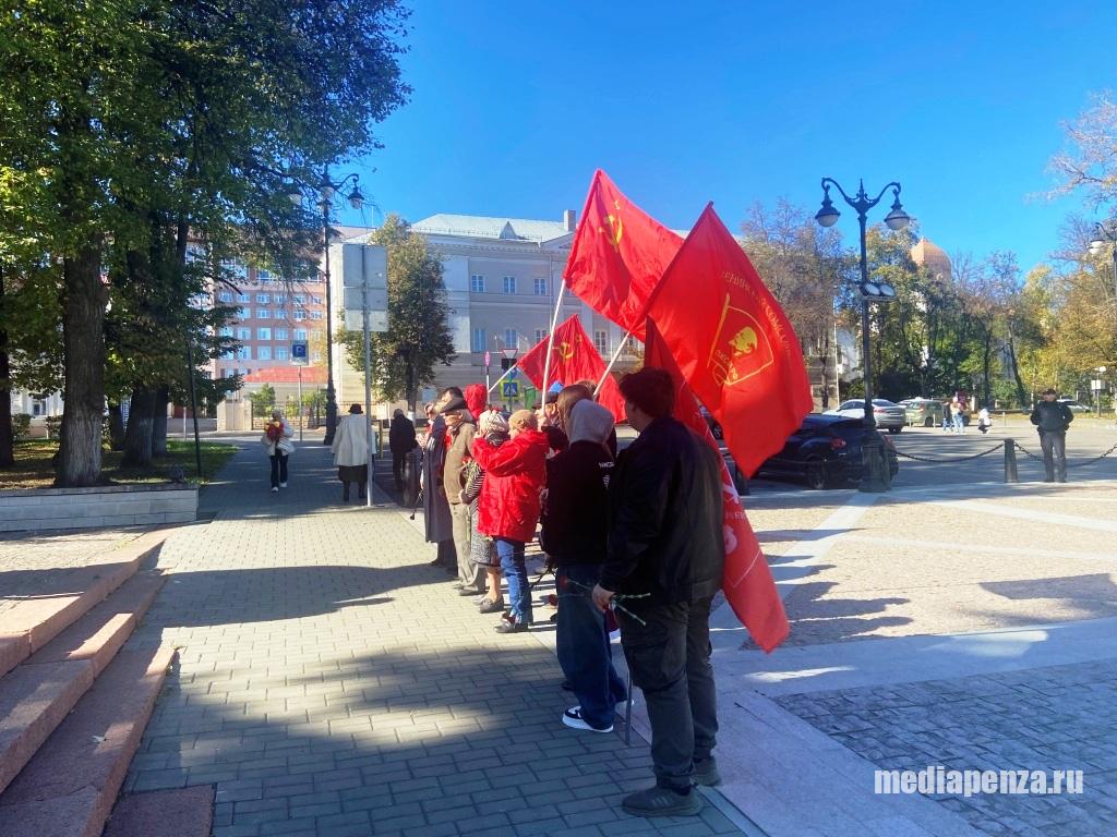 В Пензе прошла акция памяти погибших защитников Верховного Совета В Пензе прошла акция памяти погибших защитников Верховного Совета