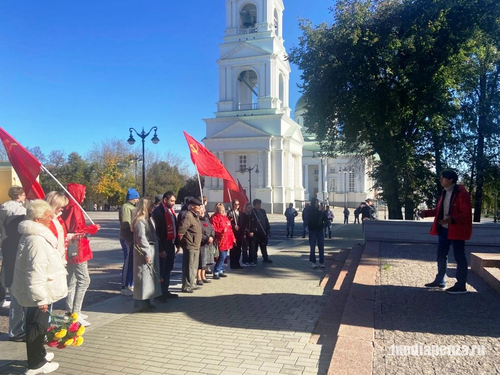 В Пензе прошла акция памяти погибших защитников Верховного Совета