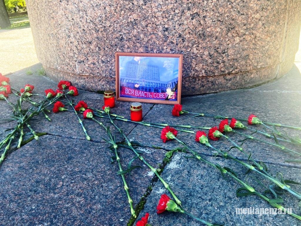 В Пензе прошла акция памяти погибших защитников Верховного Совета