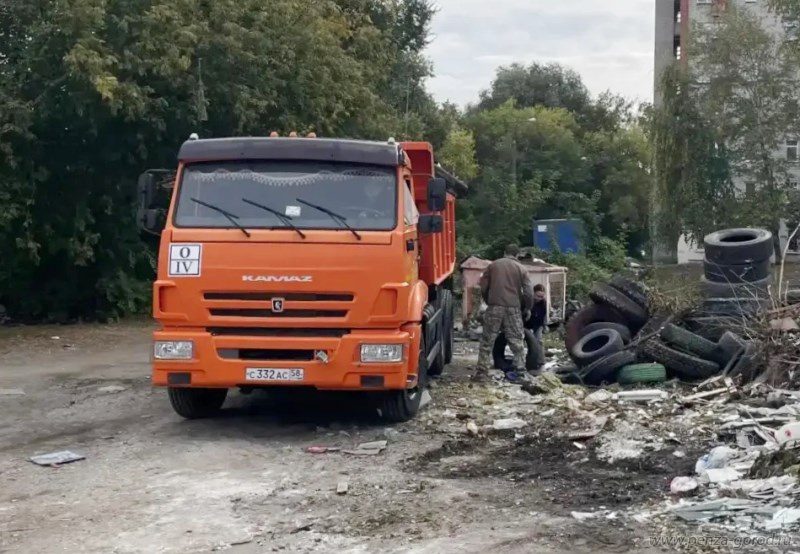 В Пензе очищают места складирования старых покрышек В Пензе очищают места складирования старых покрышек
